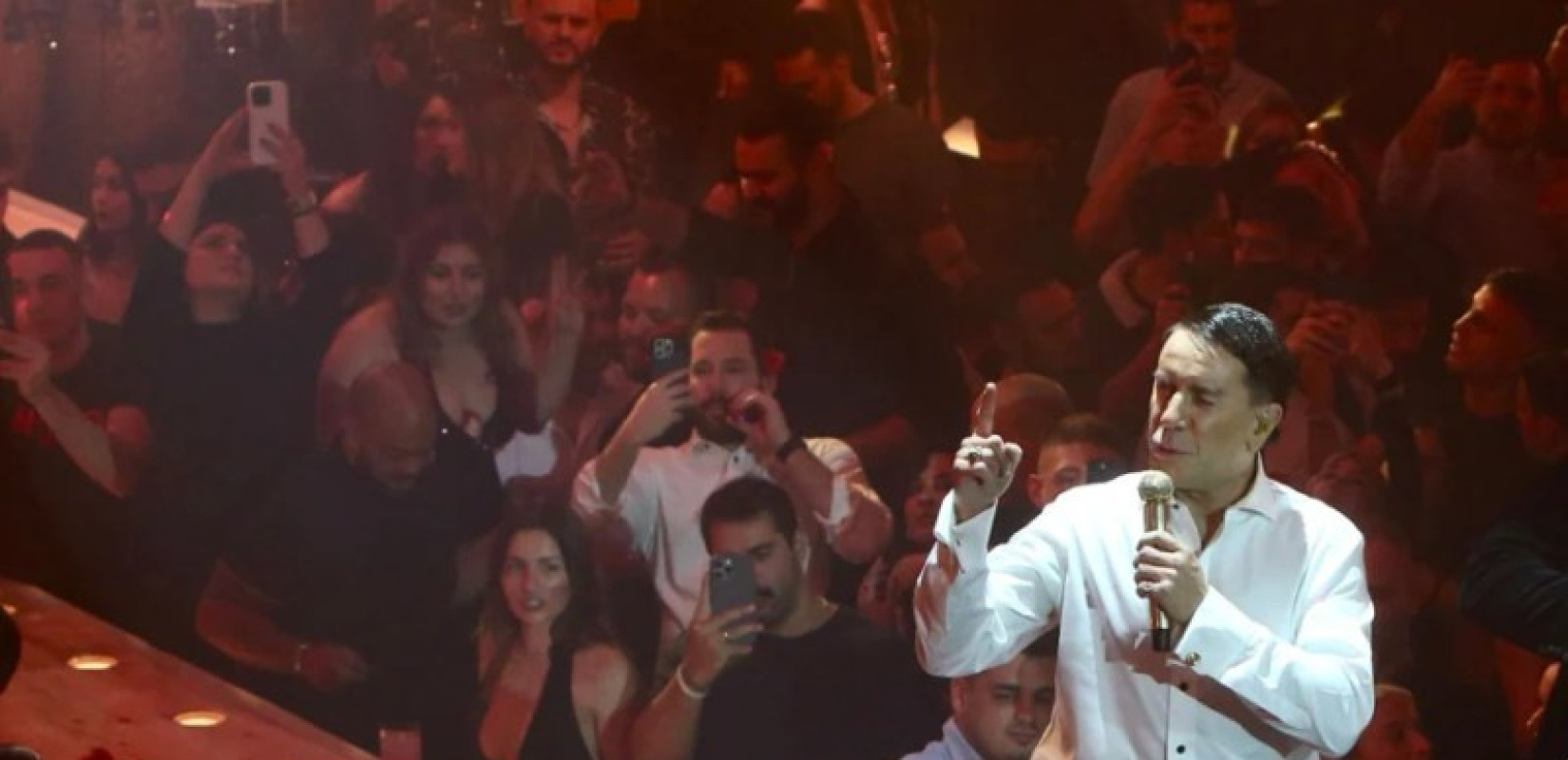 «Είμαι ο Γιώργος ο Μαζωνάκης ο αληθινός» - Αποθεώθηκε στην πρεμιέρα του ο τραγουδιστής (βίντεο)