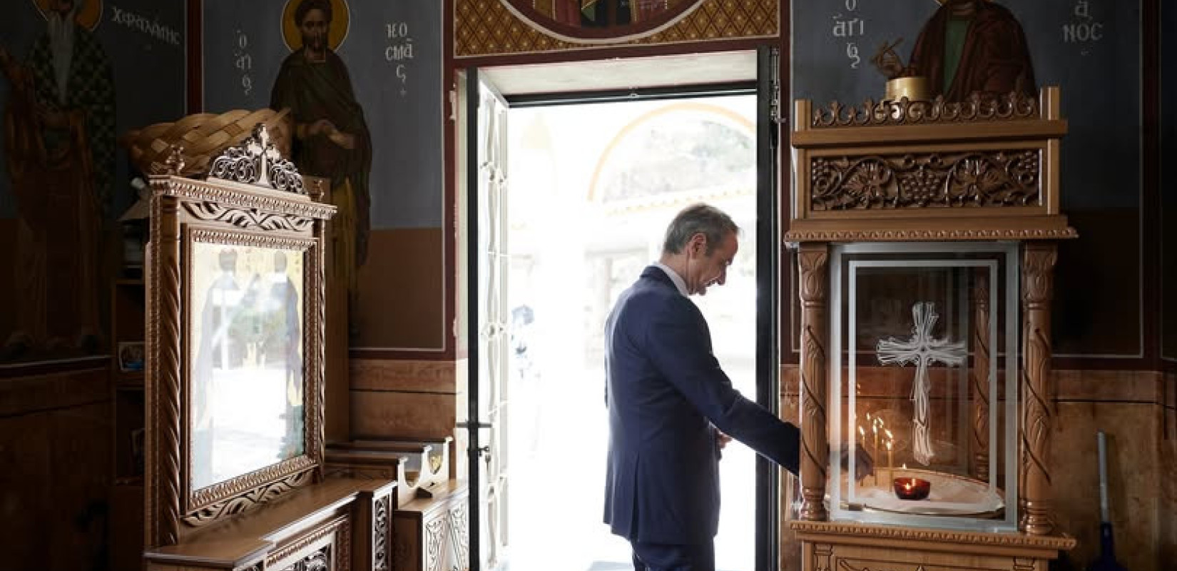 Η ανάρτηση Μητσοτάκη για τα Θεοφάνια και το κεράκι στο εκκλησάκι της 112 Πτέρυγας Μάχης