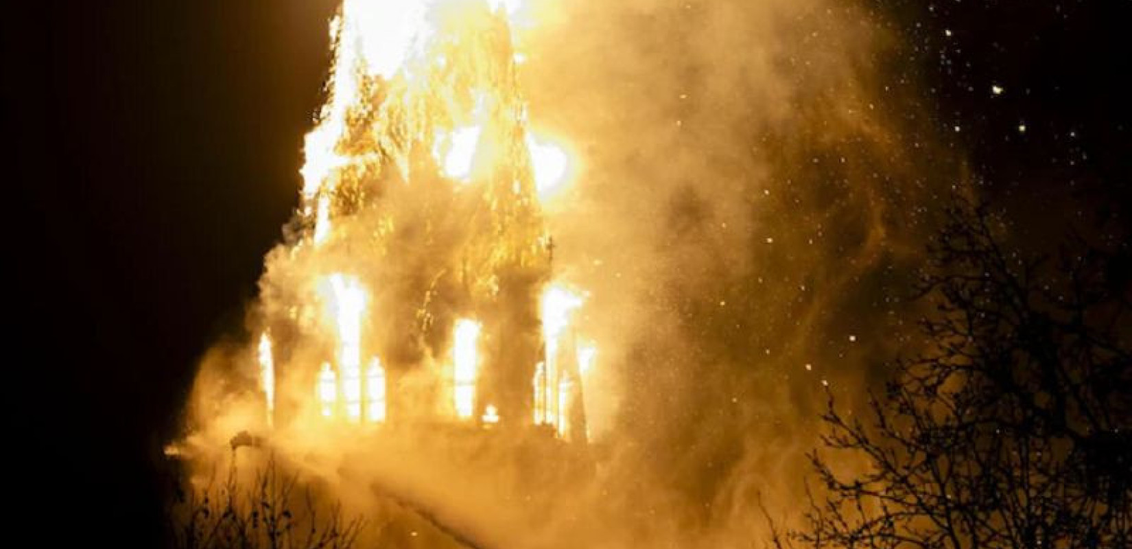 Ολλανδία: Πρωτοχρονιά με νεκρούς, πρωτοφανή βία και πυρκαγιά σε ιστορικό ναό του 19ου αιώνα στο Αμστερνταμ (βίντεο)