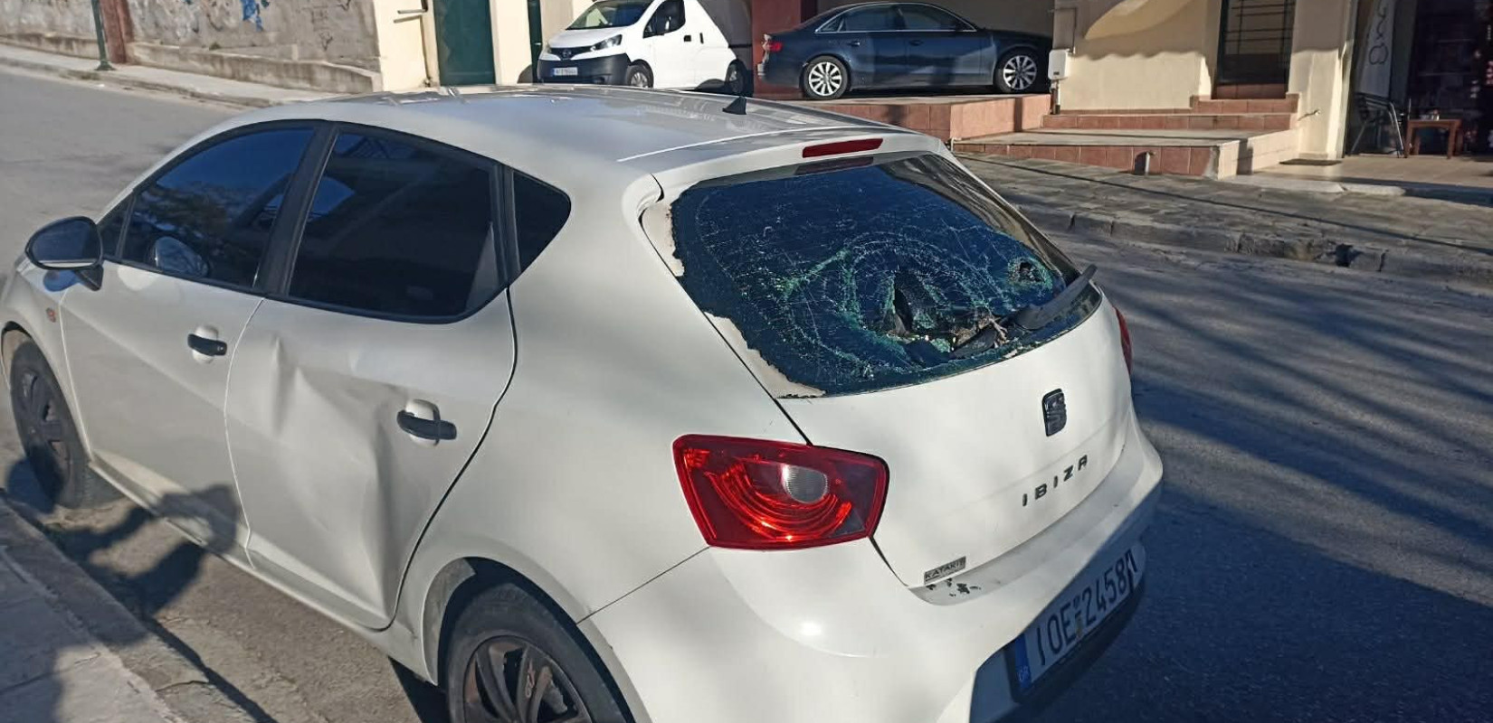 Θεσσαλονίκη: Δέντρο έπεσε πάνω σε όχημα και προκάλεσε ζημιές