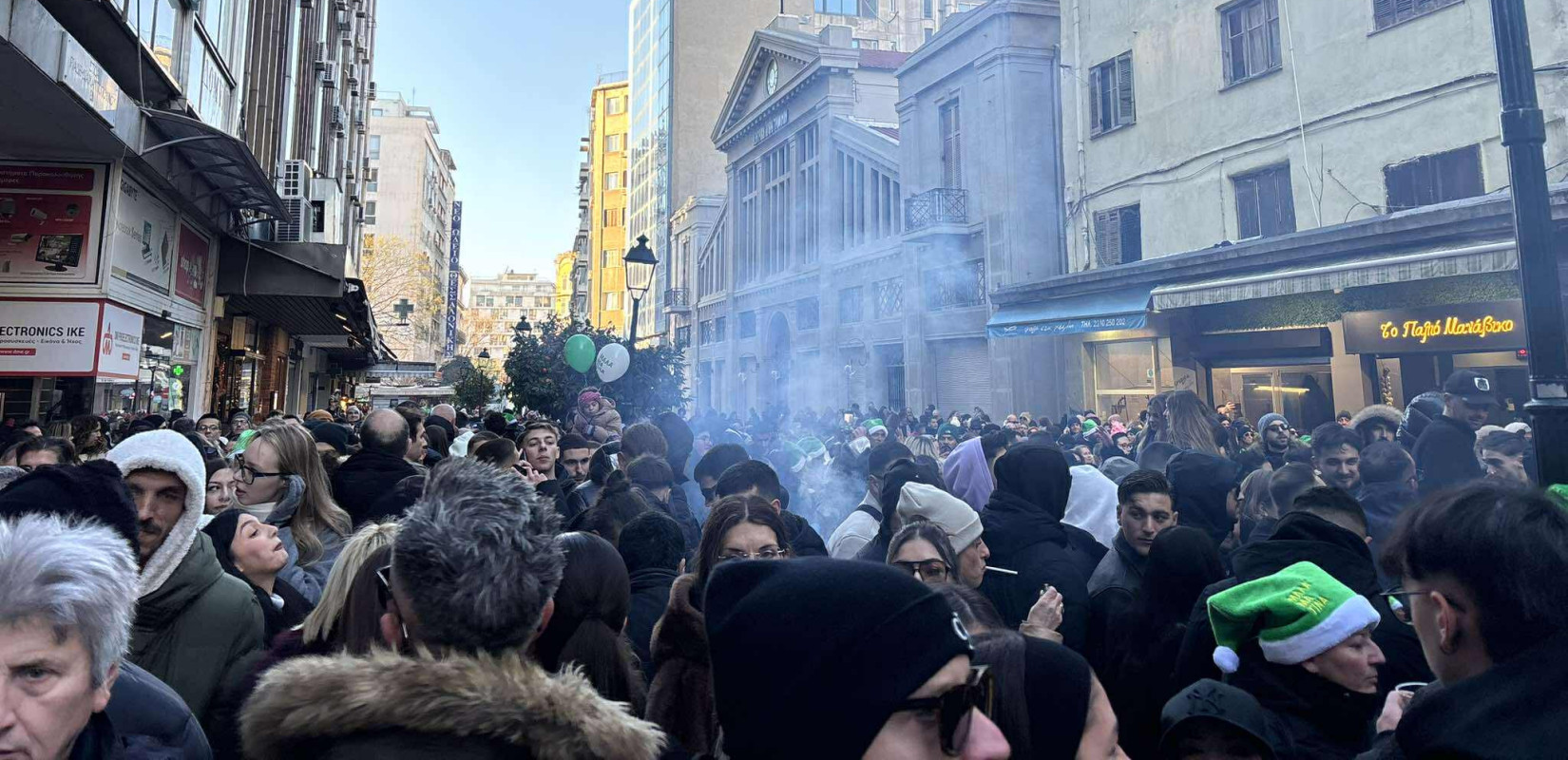 Η Θεσσαλονίκη αποχαιρετά το 2025 με φουφούδες, μουσική, χορό και αλκοόλ - Κοσμοσυρροή στη Βασιλέως Ηρακλείου (βίντεο)