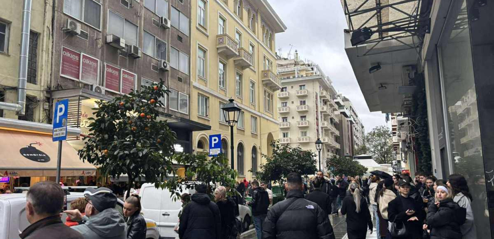 Θεσσαλονίκη: Η βροχή «φρέναρε» το γλέντι της παραμονής Χριστουγέννων στη Βασιλέως Ηρακλείου - Δείτε φωτογραφίες και βίντεο