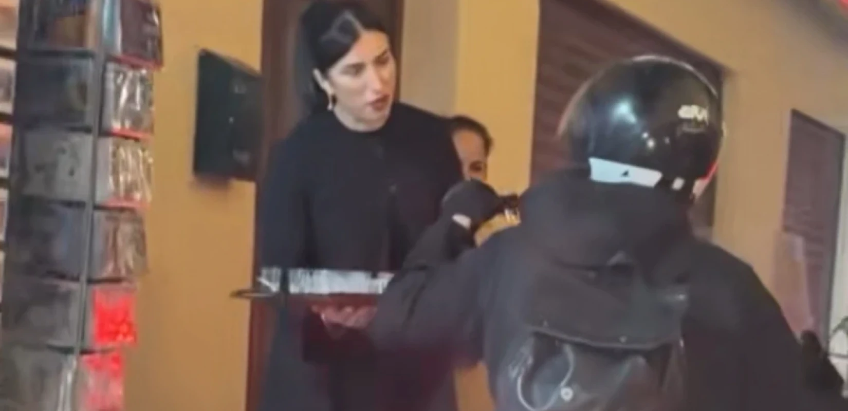 Κρήτη: Κατάστημα στο Ρέθυμνο κερνάει... ρακές οδηγούς κολημμένους στην κίνηση - Δείτε βίντεο