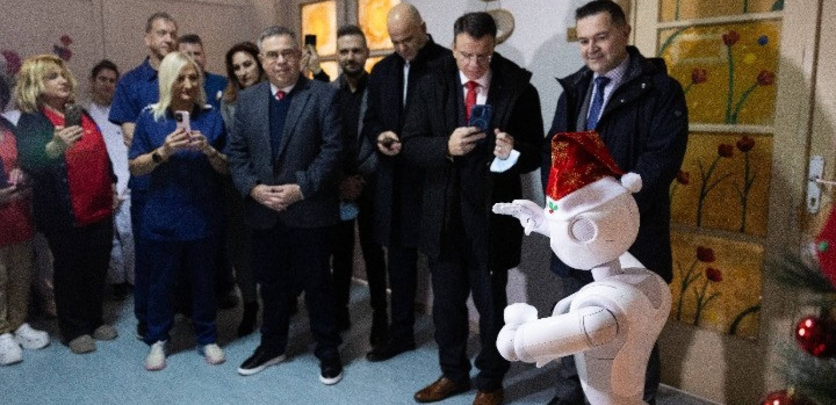 Θεσσαλονίκη: Ο Pepper το ρομπότ λέει τα κάλαντα στο νοσοκομείο «Γ. Γεννηματάς»