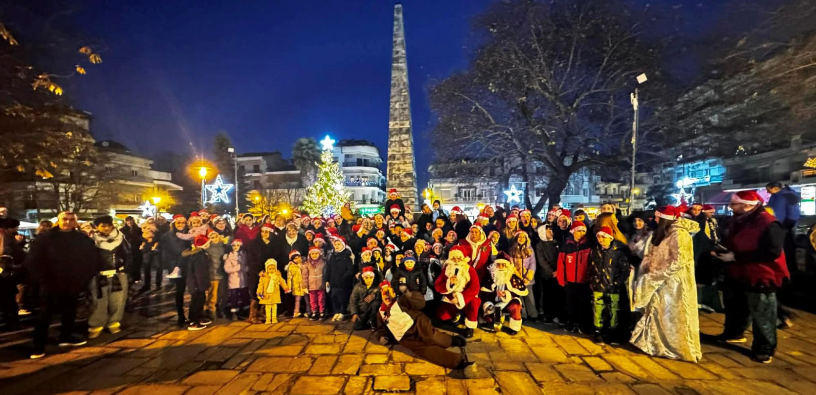 Πλήθος κόσμου στο 1st Santa Parade της Νάουσας - Mια μεγάλη γιορτή για όλη την οικογένεια