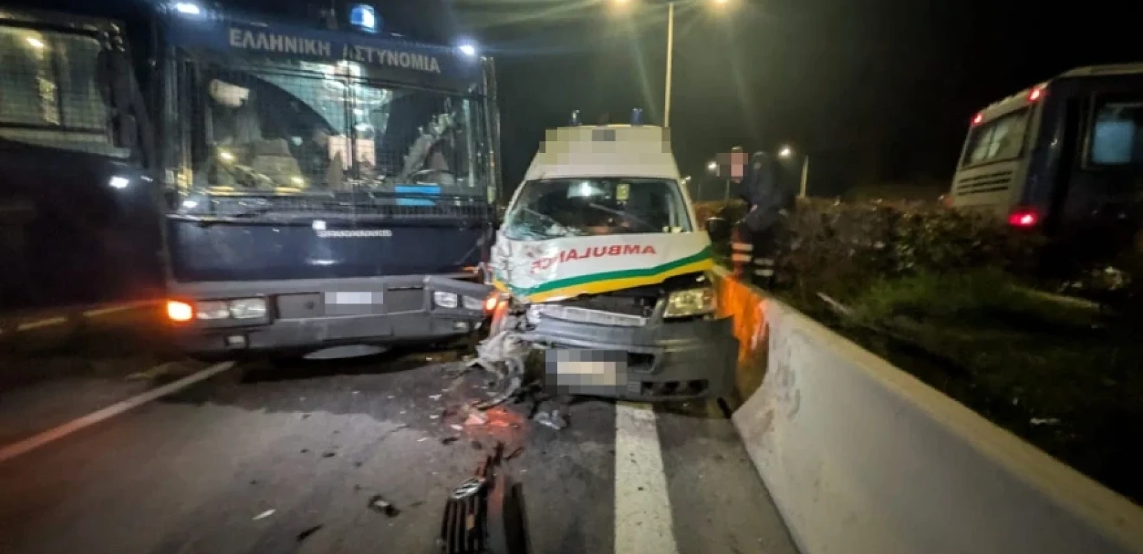 Σοβαρό ατύχημα στον Πλατύκαμπο Λάρισας: Ασθενοφόρο έπεσε πάνω σε κλούβα της Αστυνομίας