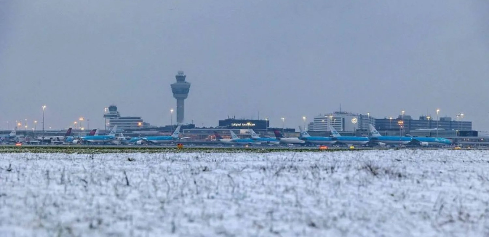 Άμστερνταμ: «Παρέλυσε» το αεροδρόμιο από την κακοκαιρία – Εκατοντάδες πτήσεις στον «αέρα»