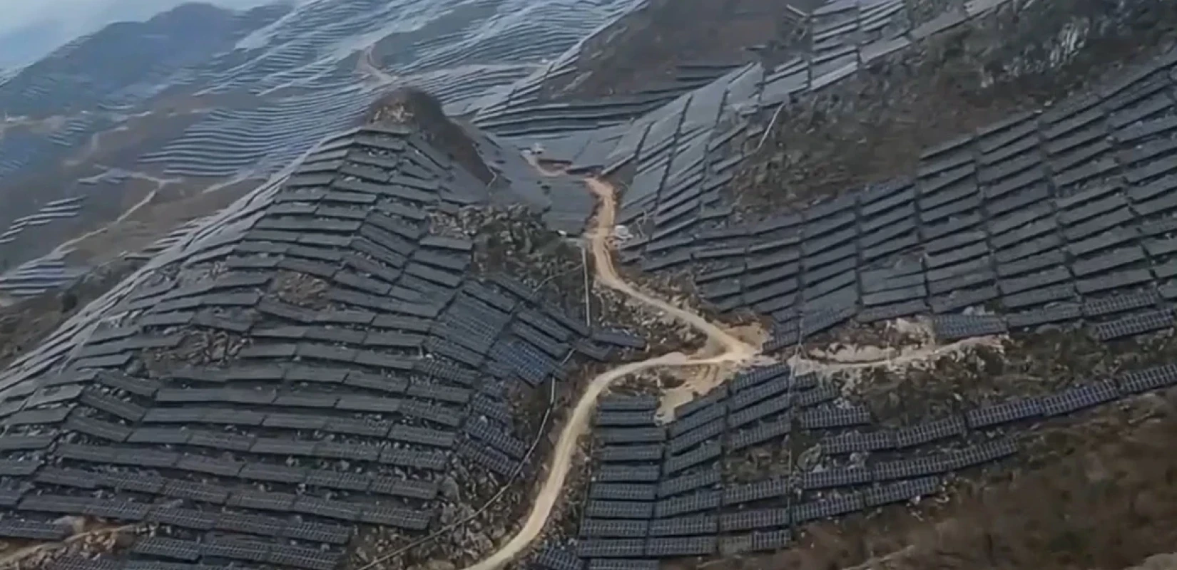 Κίνα: Ολόκληρα βουνά καλύφθηκαν με φωτοβολταϊκά - Δείτε βίντεο