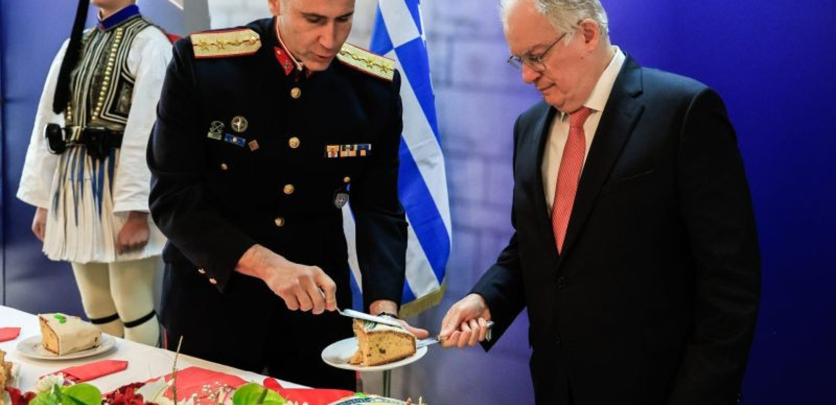 Ο K. Τασούλας στην Προεδρική Φρουρά για την κοπή της πρωτοχρονιάτικης πίτας: Ατενίζουμε τη νέα χρονιά με μεγαλύτερη αισιοδοξία και σιγουριά