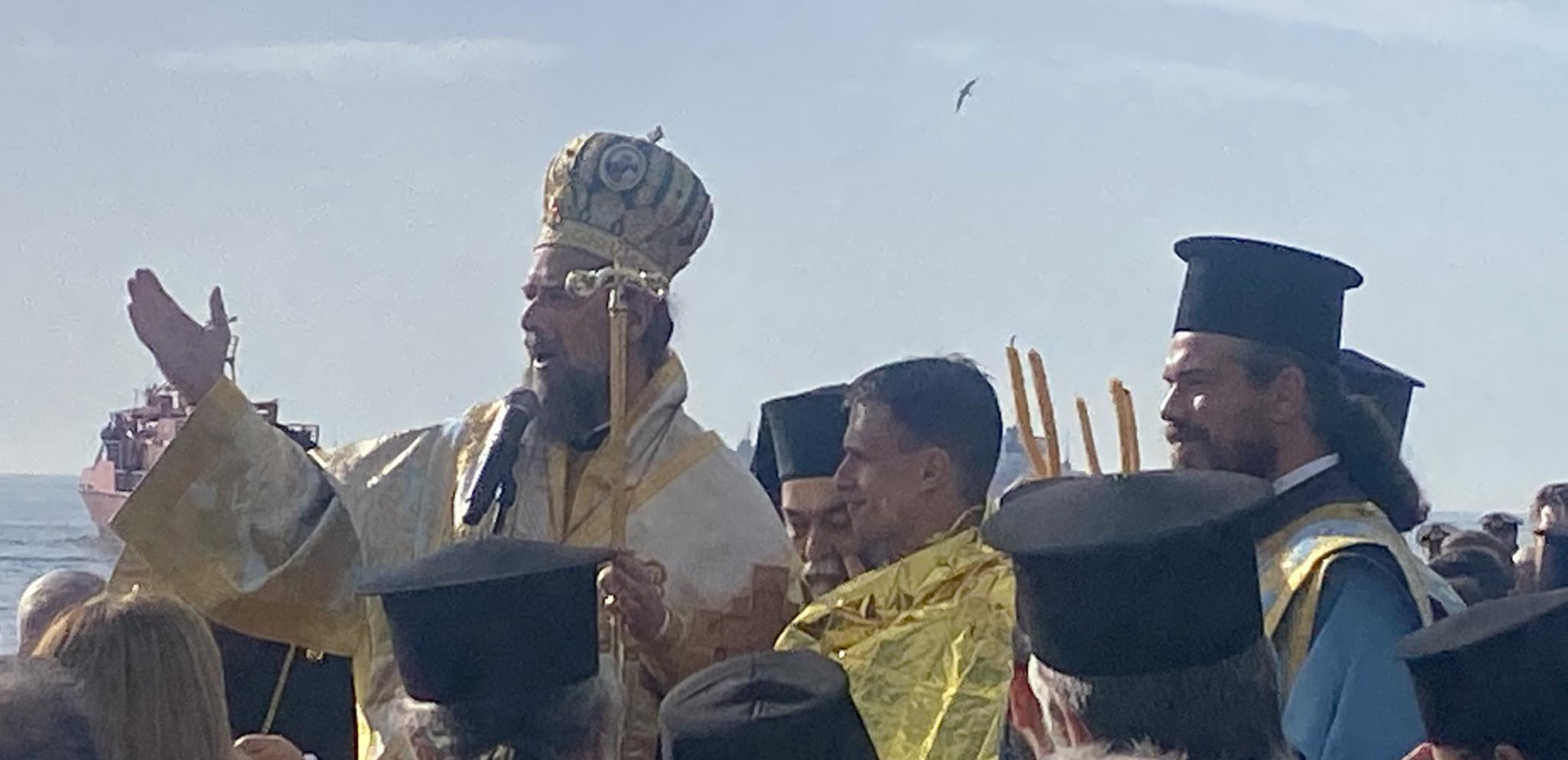 Θεοφάνια: Ένας 23χρονος από τον Εύοσμο έπιασε το Σταυρό - 56 άτομα βούτηξαν στο Θερμαϊκό - Τα δώρα του Φιλόθεου (βίντεο)