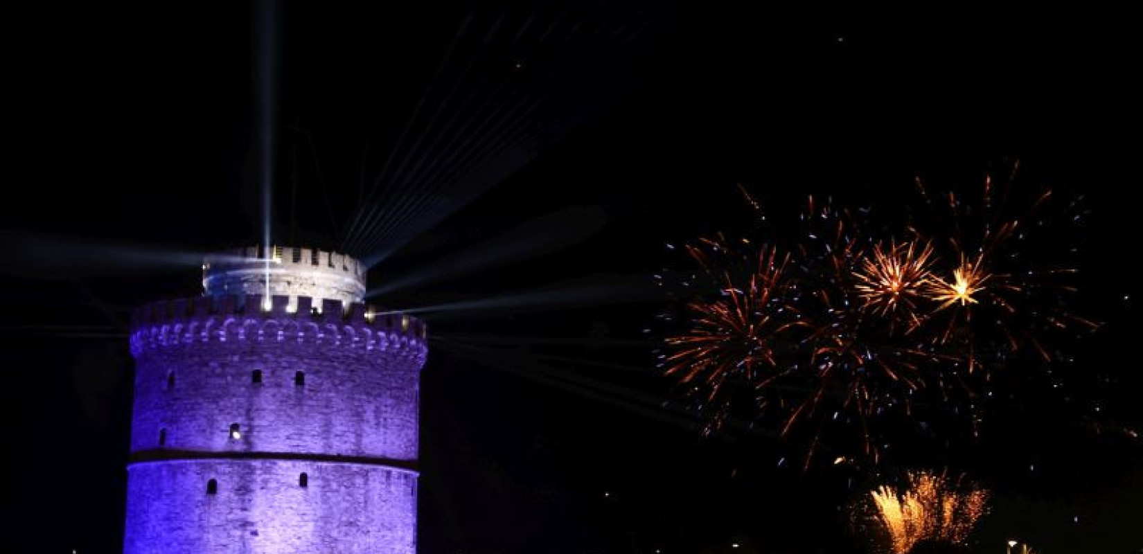 Η Θεσσαλονίκη από ψηλά: Η εντυπωσιακή υποδοχή του 2026 στον Λευκό Πύργο με drone βίντεο