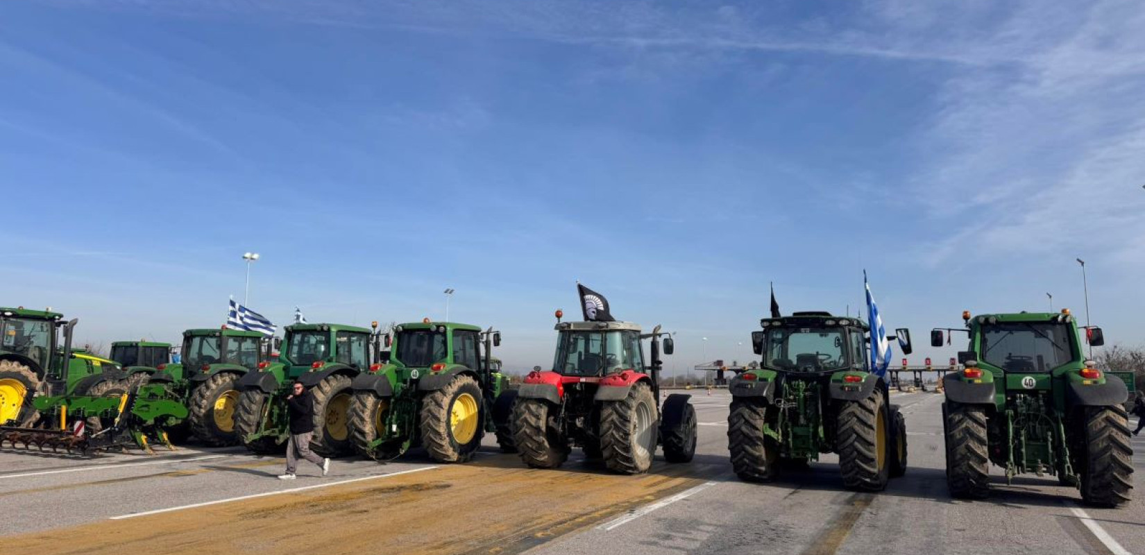 Θεσσαλονίκη: Οι αγρότες απέκλεισαν και τα δύο ρεύματα της Ε.Ο. Αθηνών- Θεσσαλονίκης μέχρι την Τρίτη