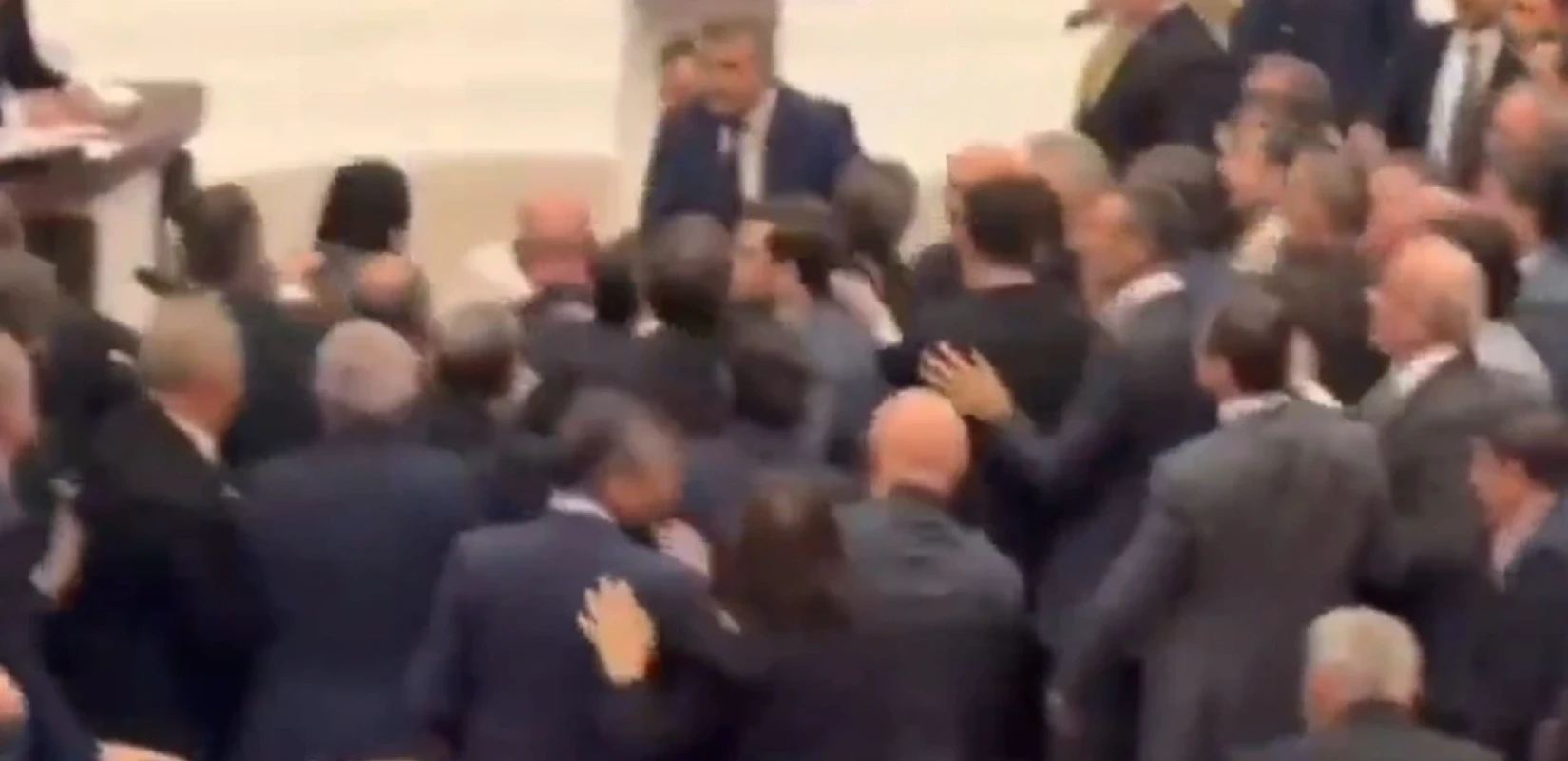 Χάος στην τουρκική βουλή: Αντάλλαξαν γροθιές βουλευτές του Ερντογάν με της αντιπολίτευσης - Δείτε βίντεο