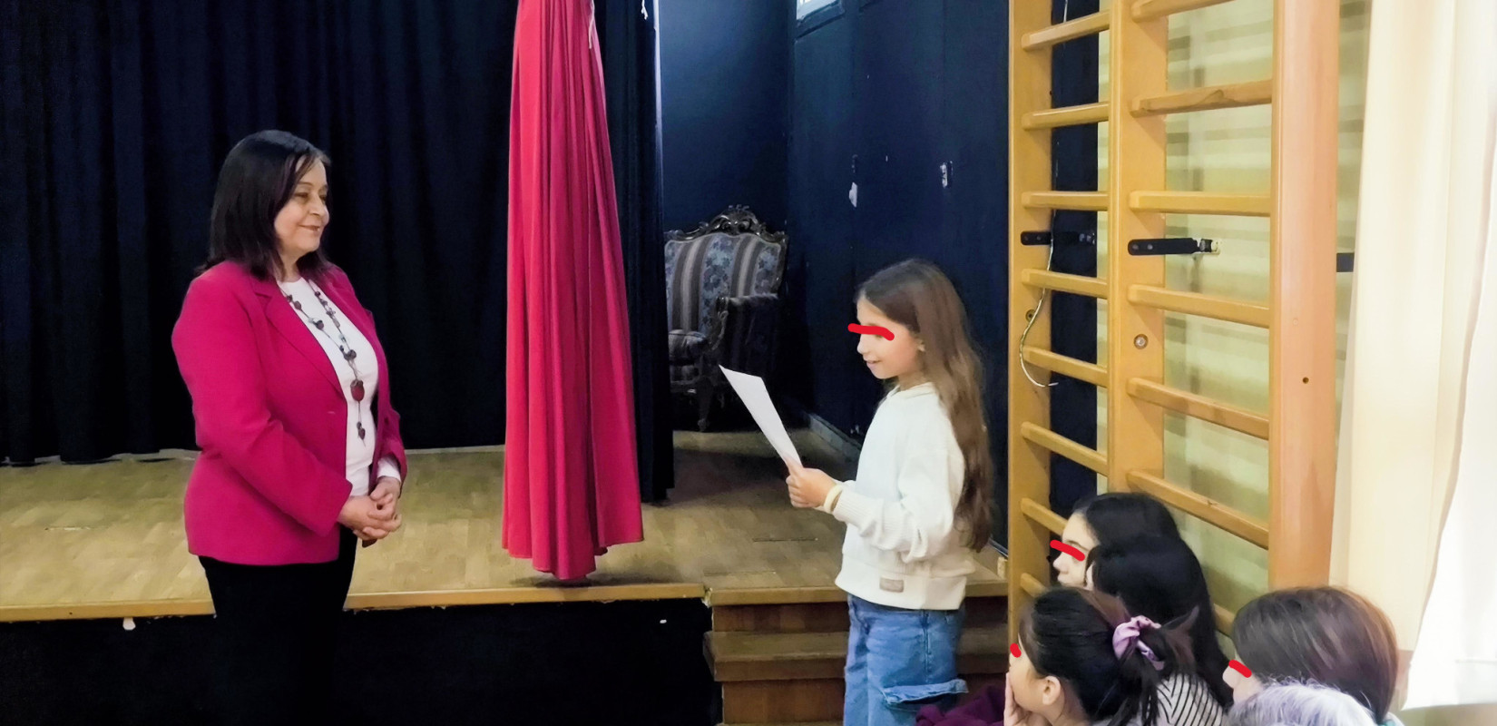 Η Χρύσα Αράπογλου μοίρασε βιβλία και διάβασε παραμύθια σε μικρούς μαθητές