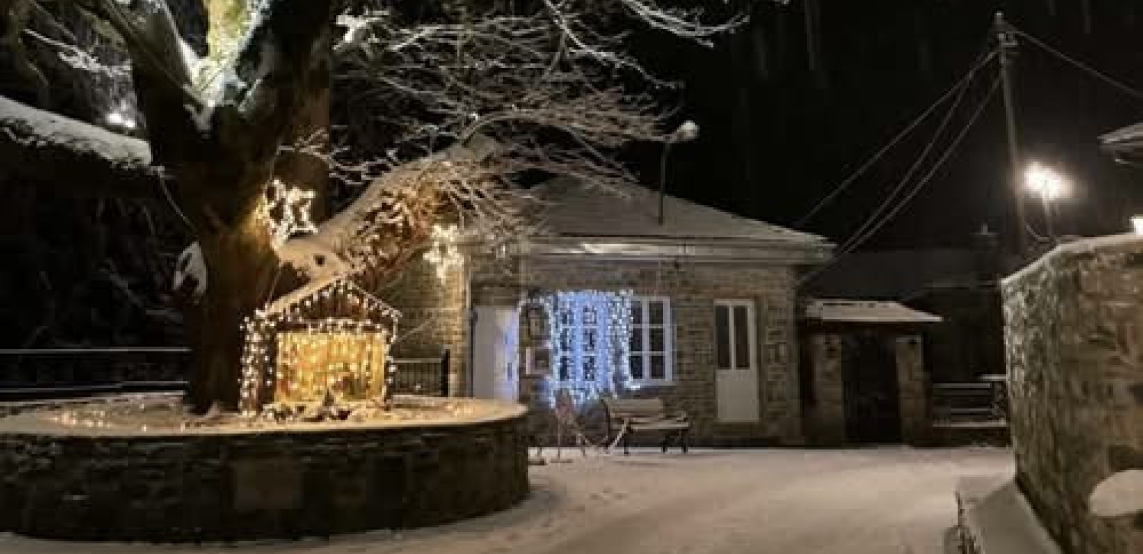 Σε κλοιό χιονιά η Ήπειρος: Προβλήματα στους δρόμους και εγκλωβισμοί επισκεπτών (βίντεο)