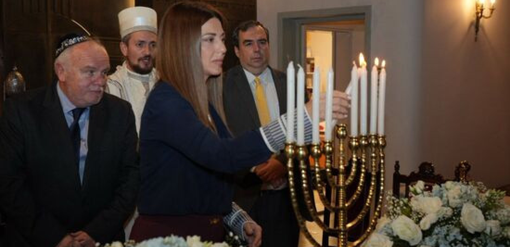 Στον εορτασμό της Χανουκά στην Εβραϊκή Συναγωγή η Σοφία Ζαχαράκη