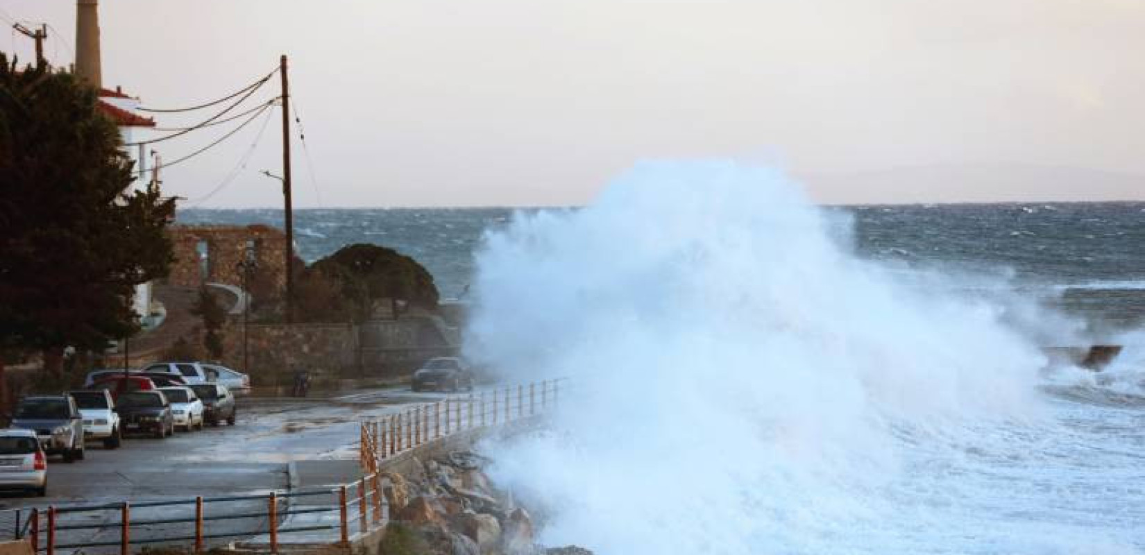 Σαρώνει τα πάντα η κακοκαιρία στη Δυτική Ελλάδα: Ισχυροί άνεμοι ξήλωσαν μέχρι και μπαλκόνι