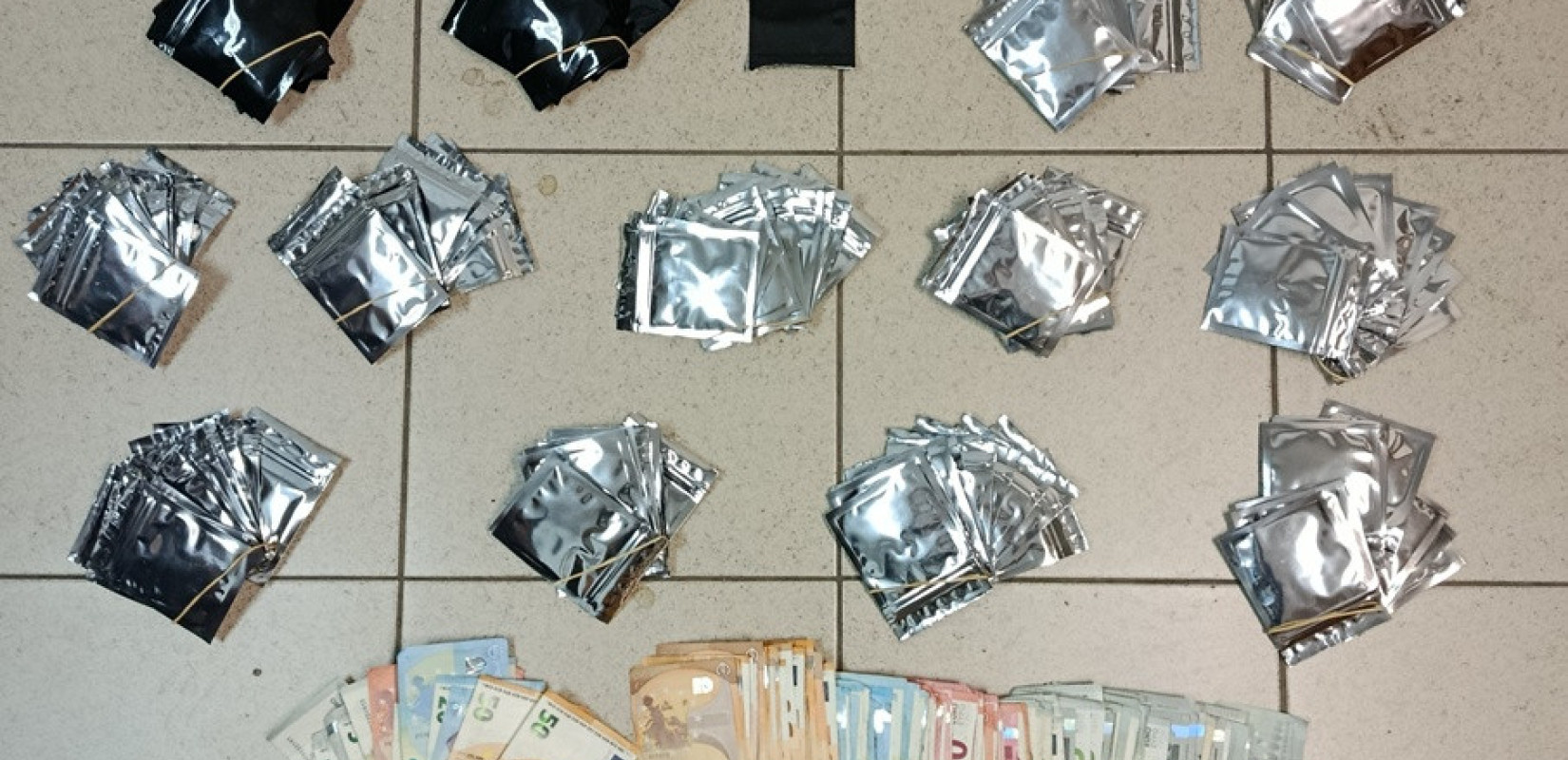 Θεσσαλονίκη:  Μίνι μάρκετ στην Ανάληψη «παράνομο hotspot» ναρκωτικών - Τι αποκάλυψε η ΕΛΑΣ