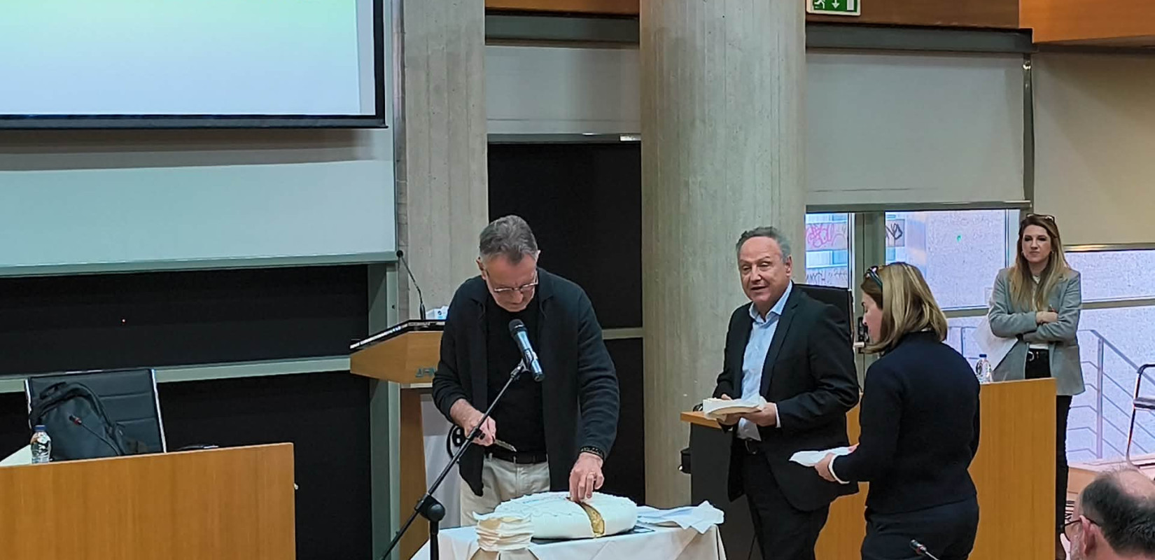 Θεσσαλονίκη: Έκοψε Βασιλόπιτα με τρία φλουριά το δημοτικό συμβούλιο - Οι τυχεροί (βίντεο)