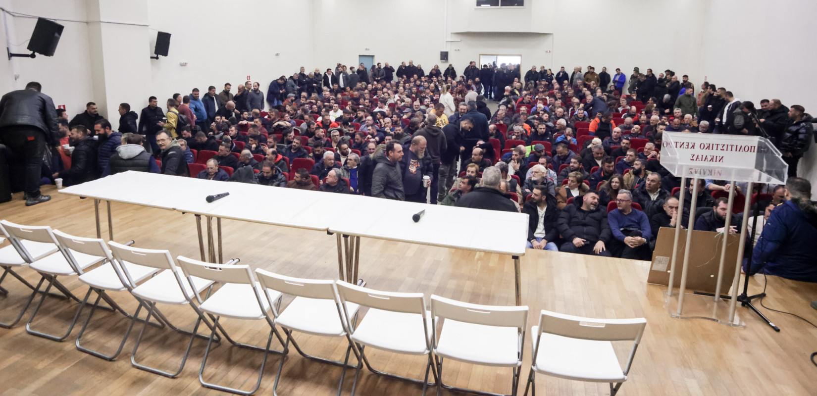 Αγρότες: Λένε «ναι» στον διάλογο, αλλά με τα τρακτέρ παραταγμένα στους δρόμους μέχρι νεωτέρας