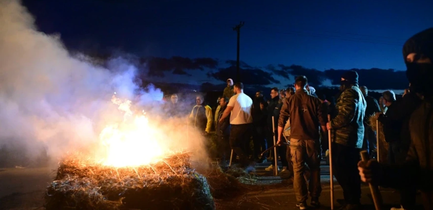 Σκηνικό έντασης στο μπλόκο της Θήβας: Φωτιές σε άχυρα και «τετ-α-τετ» αγροτών με τα ΜΑΤ