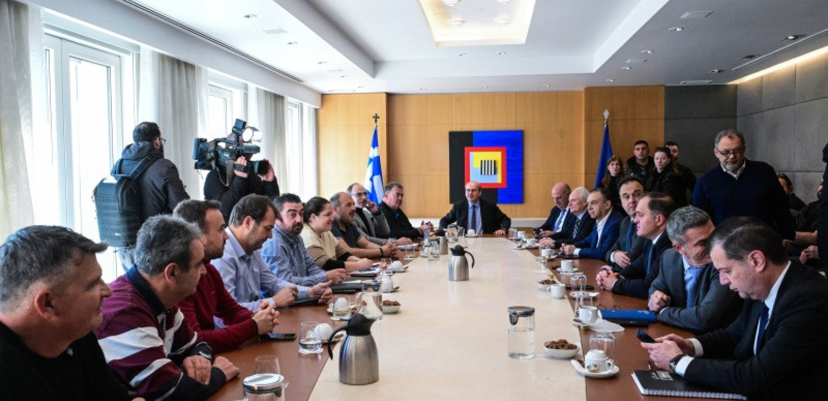 Σε εξέλιξη η συνάντηση Χατζηδάκη και Τσιάρα με τους εκπρόσωπους των αγροτικών μπλόκων