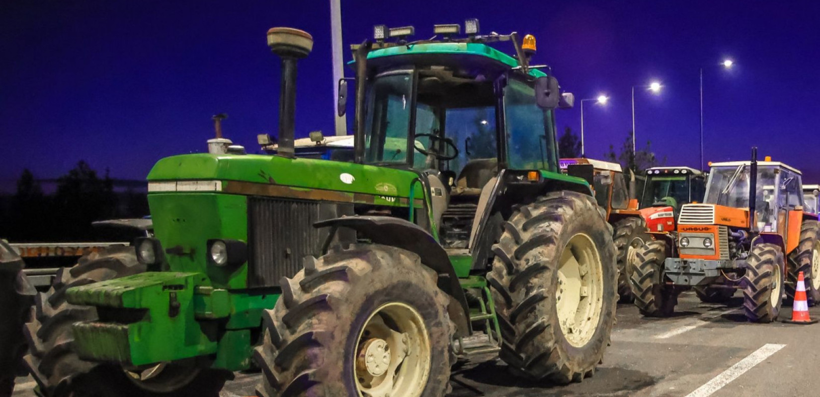 Αγρότες: «Έφοδος» στο κέντρο των Τρικάλων και κλειστοί δρόμοι σε Αιτωλοακαρνανία (βίντεο)