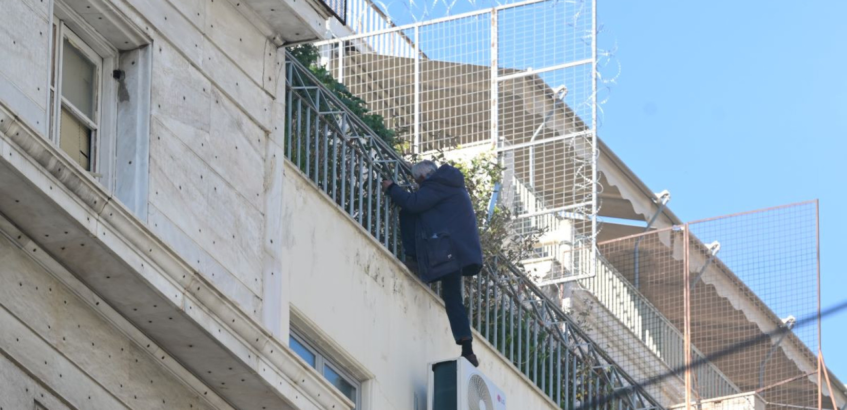 Ομόνοια: Άνδρας απειλεί να πέσει από ταράτσα κτιρίου της Πολεοδομίας - Αφορμή το γκρέμισμα ενός δωματίου