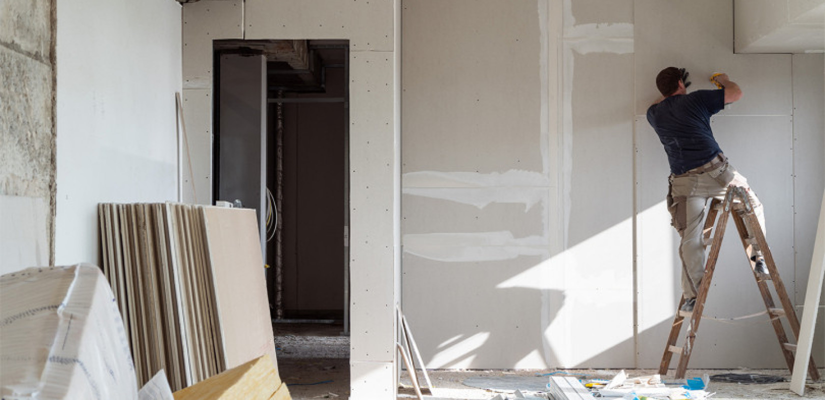 Νέο πρόγραμμα «Ανακαινίζω»: Αφορά σπίτια με ιδιοκατοίκηση - Ποιοι είναι οι δικαιούχοι