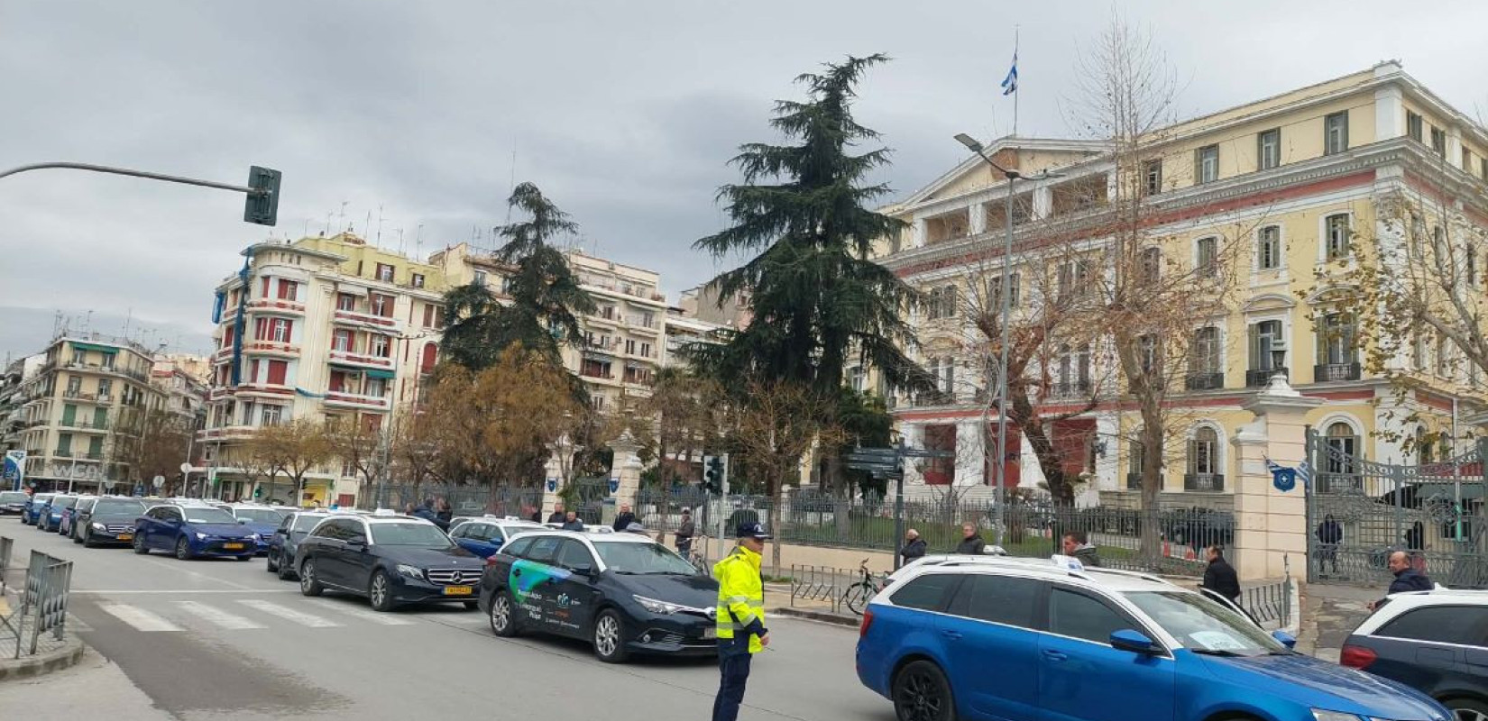 Θεσσαλονίκη: «Χειρόφρενο» από τα ταξί – 24ωρη απεργία και μηχανοκίνητη πορεία σε αεροδρόμιο «Μακεδονία» και ΥΜΑΘ (βίντεο)