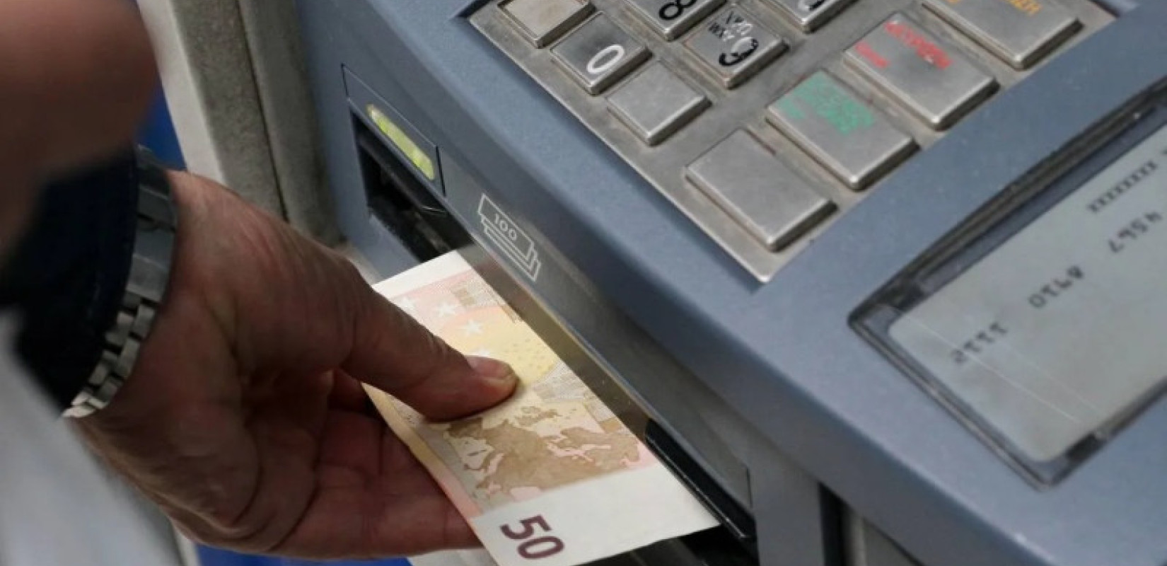 Θεσσαλονίκη: Φωτιά σε ΑΤΜ στα ανατολικά - Σβήστηκε από αστυνομικό