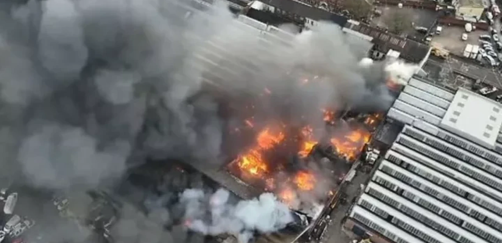 Βρετανία: Μεγάλη φωτιά σε εργοστάσιο στο Γουλβερχάμπτον - Πάνω από 100 πυροσβέστες στη μάχη με τις φλόγες (βίντεο)