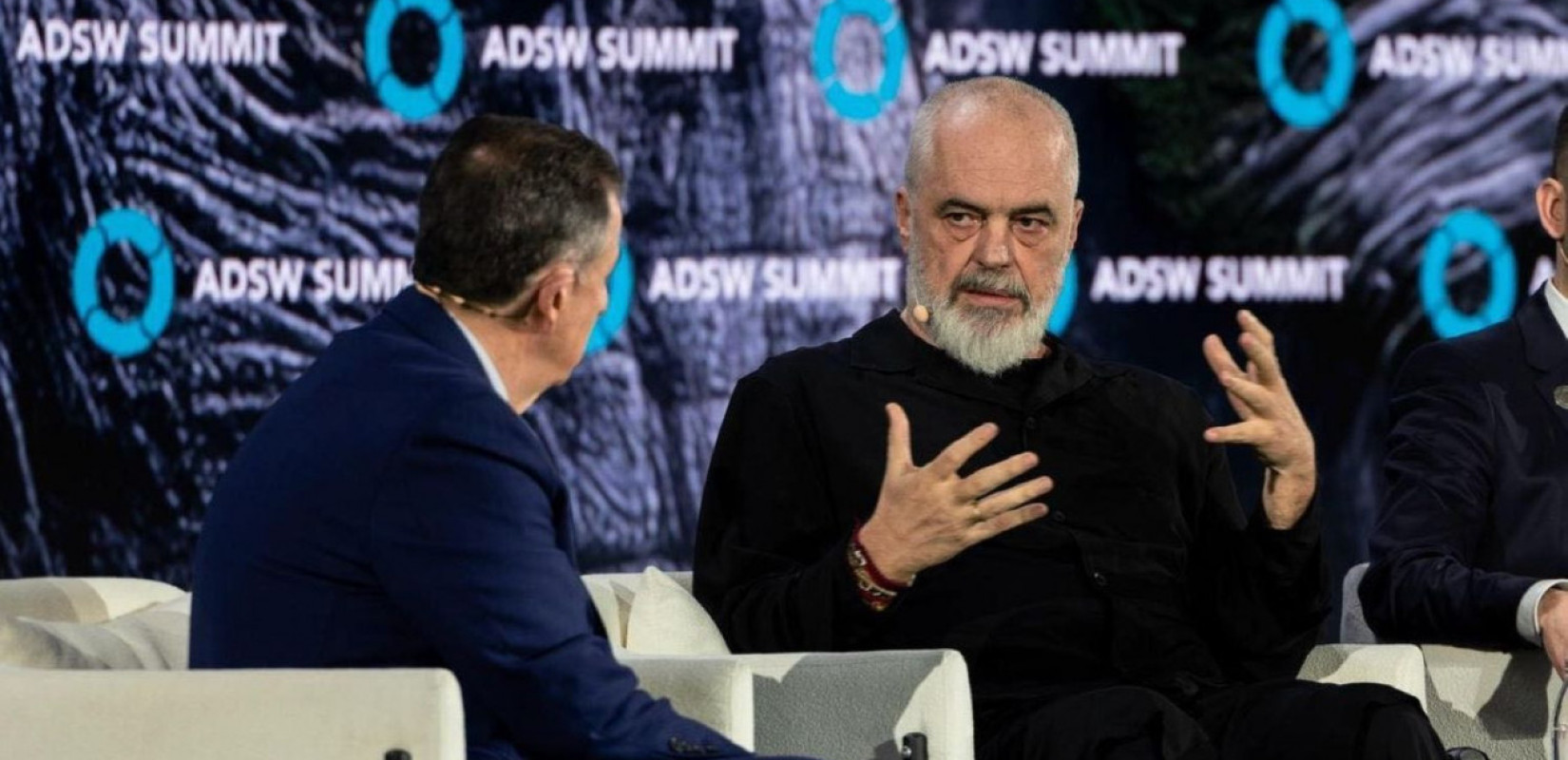 Έντι Ράμα: «Ήταν χιούμορ» - Η αναδίπλωση για τον Πλάτωνα και τον Αριστοτέλη