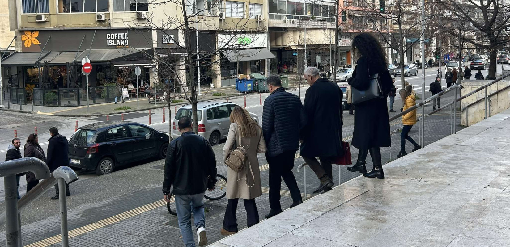 Θεσσαλονίκη: Αναβλήθηκε η δίκη της συνοδηγού του μοιραίου οχήματος που παρέσυρε την Έμμα Καρυωτάκη - Ξέσπασε η μητέρας της άτυχης φοιτήτριας (βίντεο)