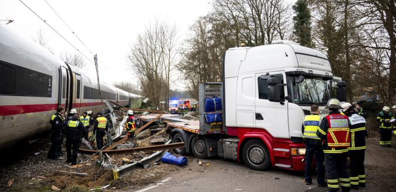Τραγωδία στο Αμβούργο: Ένας νεκρός και 10 τραυματίες από σύγκρουση λεωφορείου με τρένο