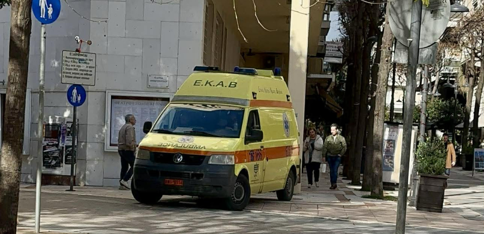 Χάος στο Δημαρχείο Αγρινίου: Επίθεση με ομπρέλα στον Δήμαρχο και δαγκωματιές σε υπάλληλο (βίντεο)