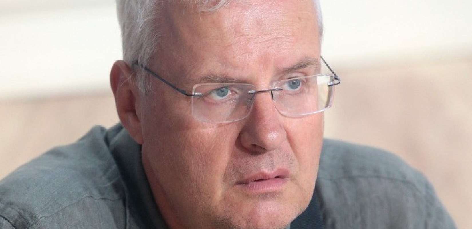 ΠΑΣΟΚ: Στο πλευρό του Ιλχάν Αχμέτ, μετά την επίεθση που δέχτηκε