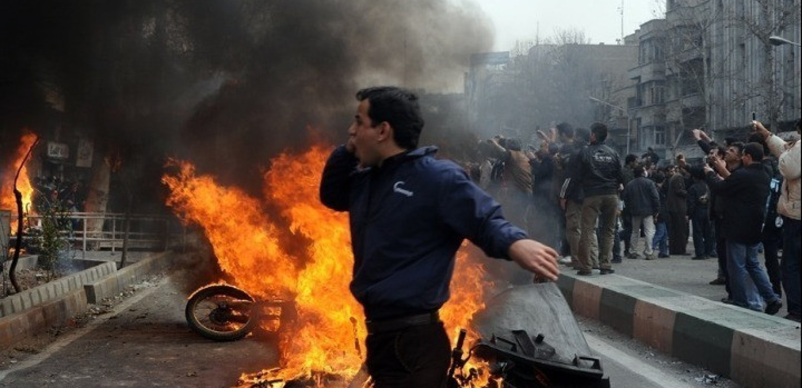 Ιράν: Άλλη μια νύχτα με ταραχώδεις διαδηλώσεις - Χιλιάδες άνθρωποι στους δρόμους της Τεχεράνης (βίντεο)