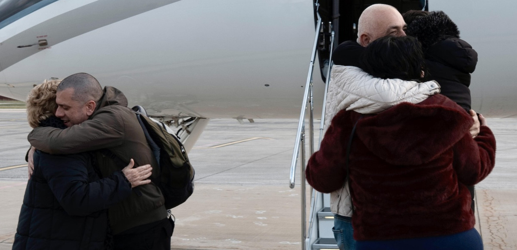 Η Τζόρτζια Μελόνι υποδέχθηκε τους δύο Ιταλούς πολιτικούς κρατούμενους που απελευθέρωσε η Βενεζουέλα (βίντεο)