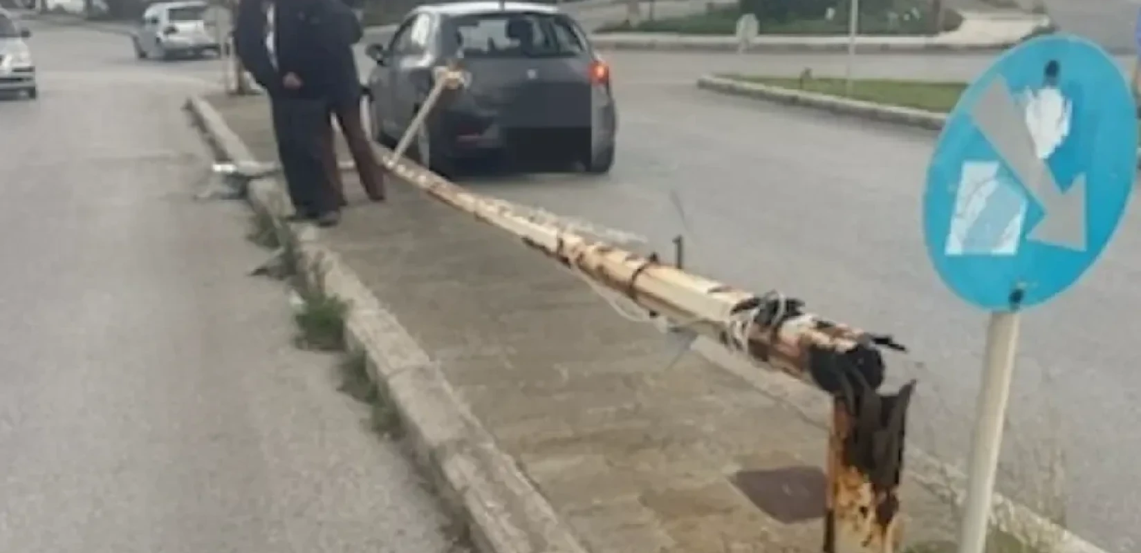 Ρόδος: Κολώνα φωτισμού έπεσε πάνω σε εν κινήσει ΙΧ - Δείτε βίντεο