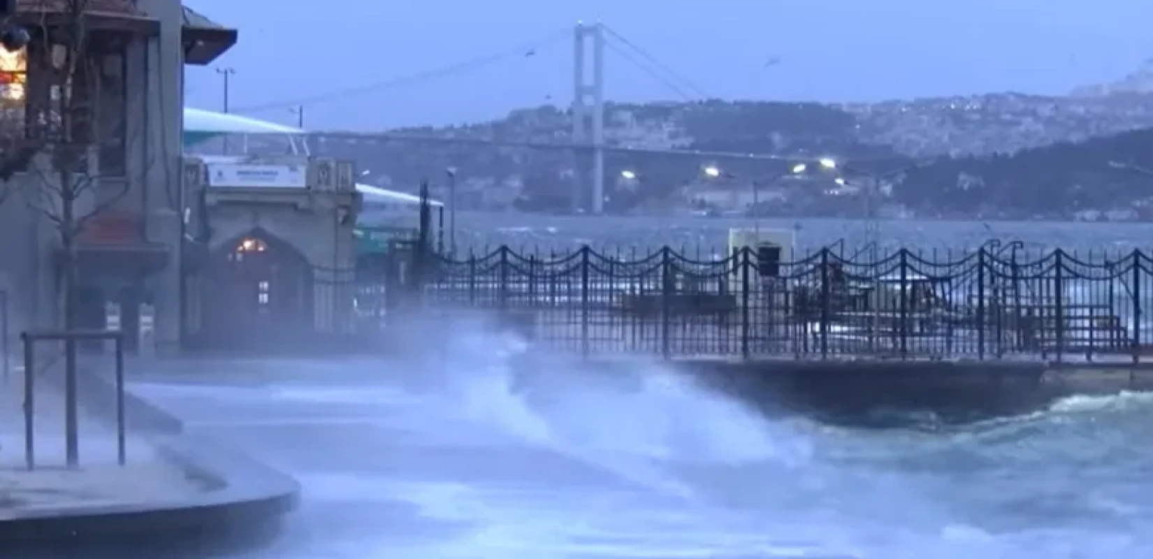Κωνσταντινούπολη: Σαρωτικό πέρασμα καταιγίδας - Χάος στις συγκοινωνίες, «παγωμένο» αεροδρόμιο και εγκλωβισμένα πλοία (βίντεο)