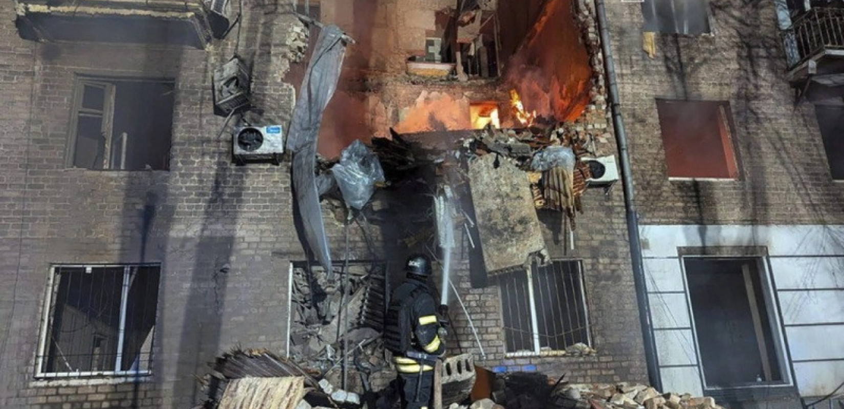 Νέο αιματηρό πλήγμα στο Κίεβο: Τουλάχιστον τέσσερις νεκροί και δεκάδες τραυματίες από ρωσικές επιδρομές με drones (βίντεο)
