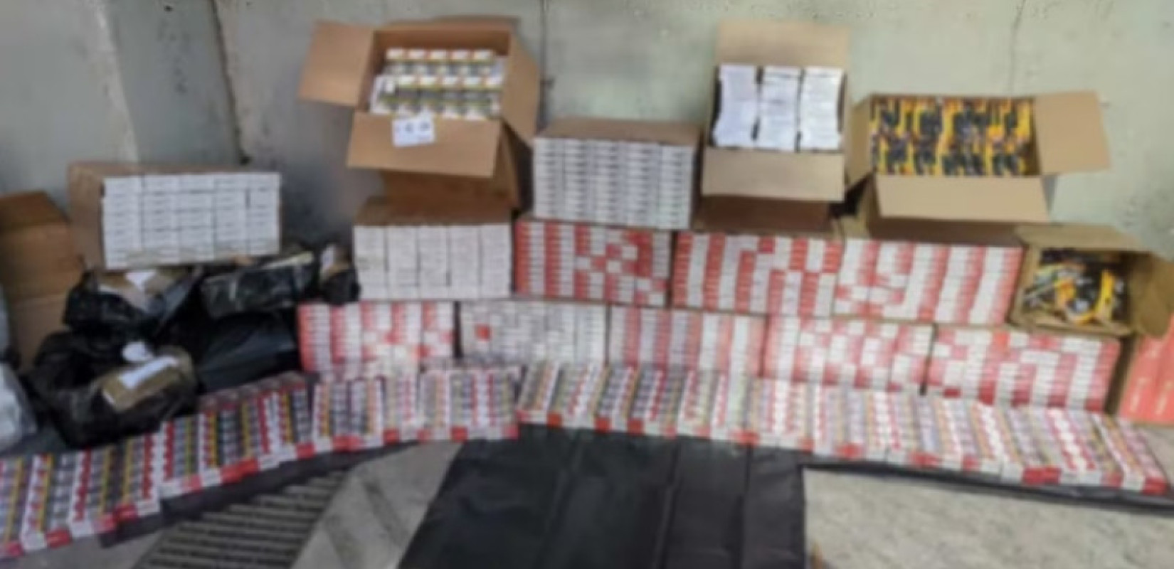 Θεσσαλονίκη - Αττική: Εξαρθρώθηκαν δύο εγκληματικές οργανώσεις για λαθραία καπνικά - Από «λεμόνια» και «ουρές» στις πολυτελείς αγορές (βίντεο)