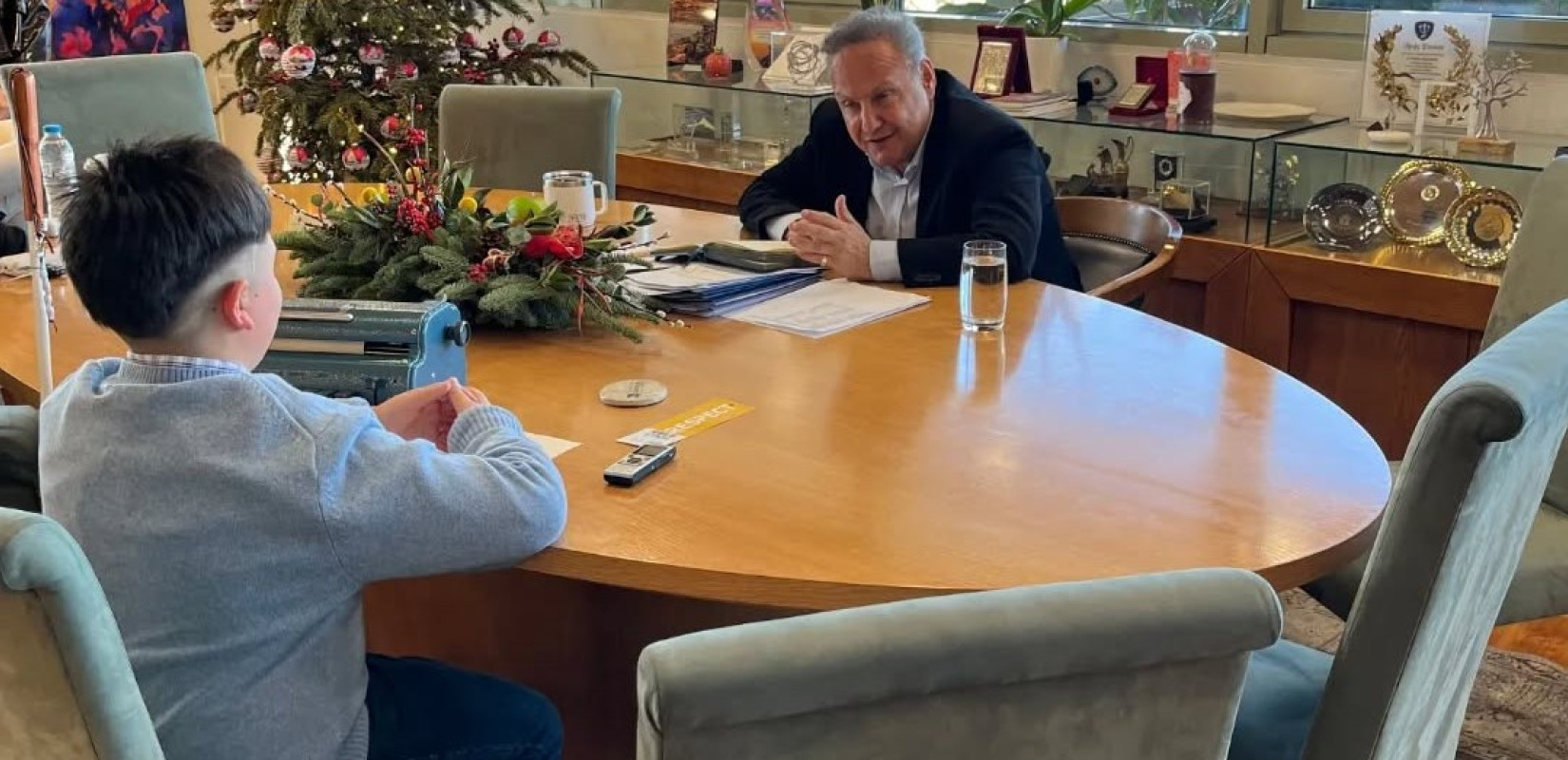 «Λόγια ή έργα»; Ο Στέλιος Αγγελούδης απαντά στον μικρό Λέανδρο για τη Θεσσαλονίκη του αύριο (βίντεο)