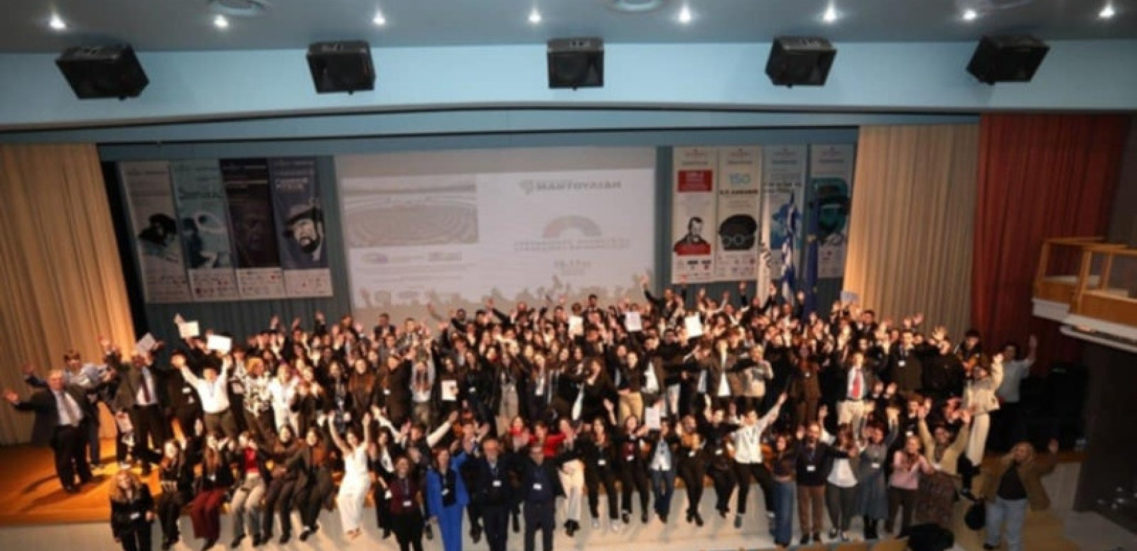 Μαθητές από όλη την Ελλάδα στο... Ευρωπαϊκό Κοινοβούλιο - «Ψηφίζουν» το μέλλον της Ευρώπης στα Εκπαιδευτήρια Μαντουλίδη