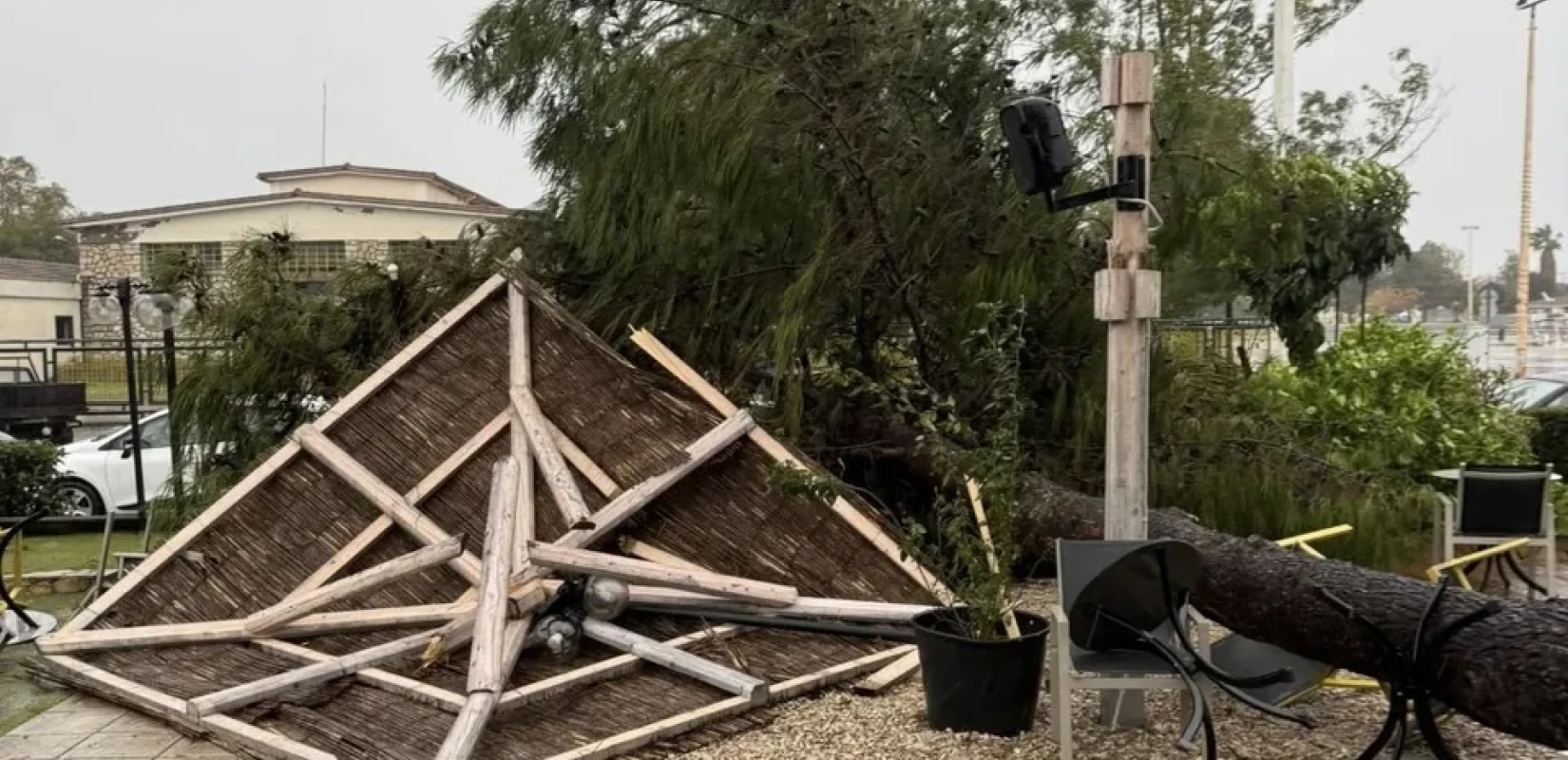 Ανεμοστρόβιλος χτύπησε το Μεσολόγγι -Ξερίζωσε δέντρα, ξήλωσε στέγες και μεταλλικές κατασκευές
