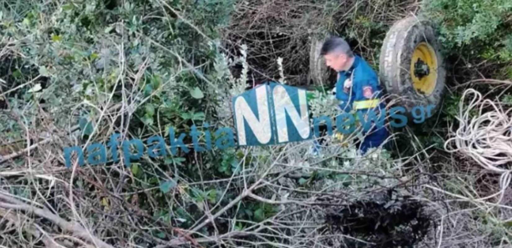 Μεσολόγγι: Χωρίς τις αισθήσεις του ανασύρθηκε οδηγός τρακτέρ που ανετράπη σε ρέμα - Δείτε βίντεο