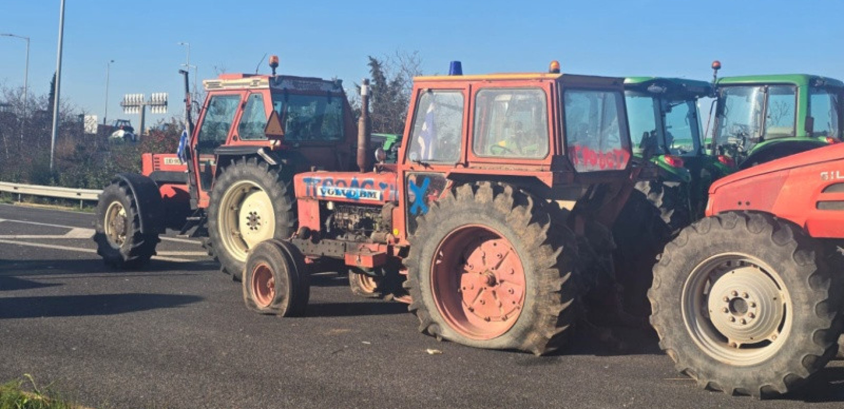 Μπλόκο Νίκαιας: «Προδότες» - Βανδάλισαν και έσκασαν τα λάστιχα σε τρακτέρ αγροτών που συναντήθηκαν με Μητσοτάκη (βίντεο)