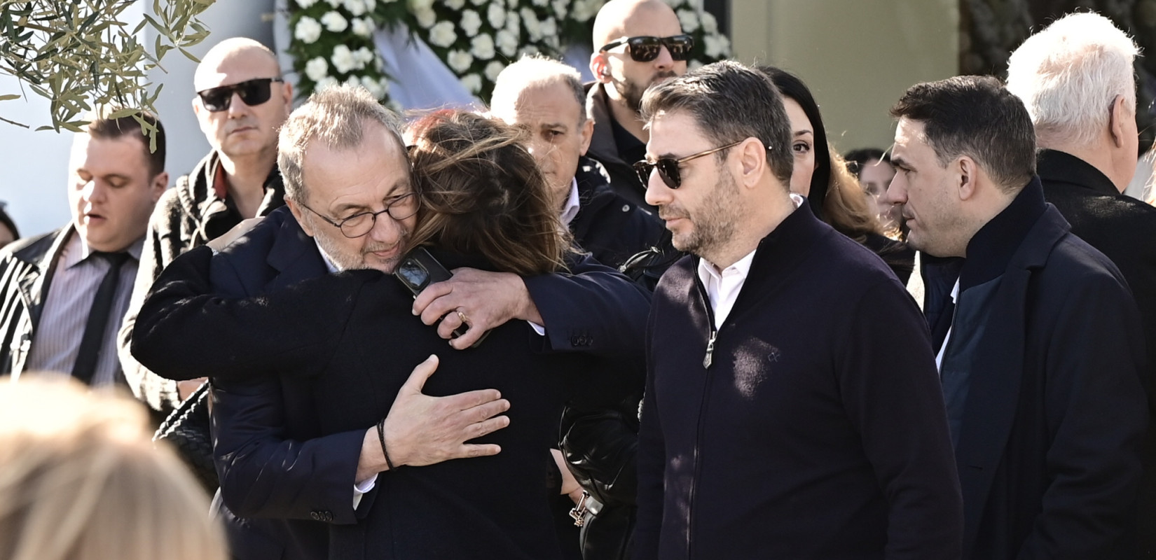 Συγκίνηση και πλήθος κόσμου στο τελευταίο αντίο στον Γιώργο Παπαδάκη