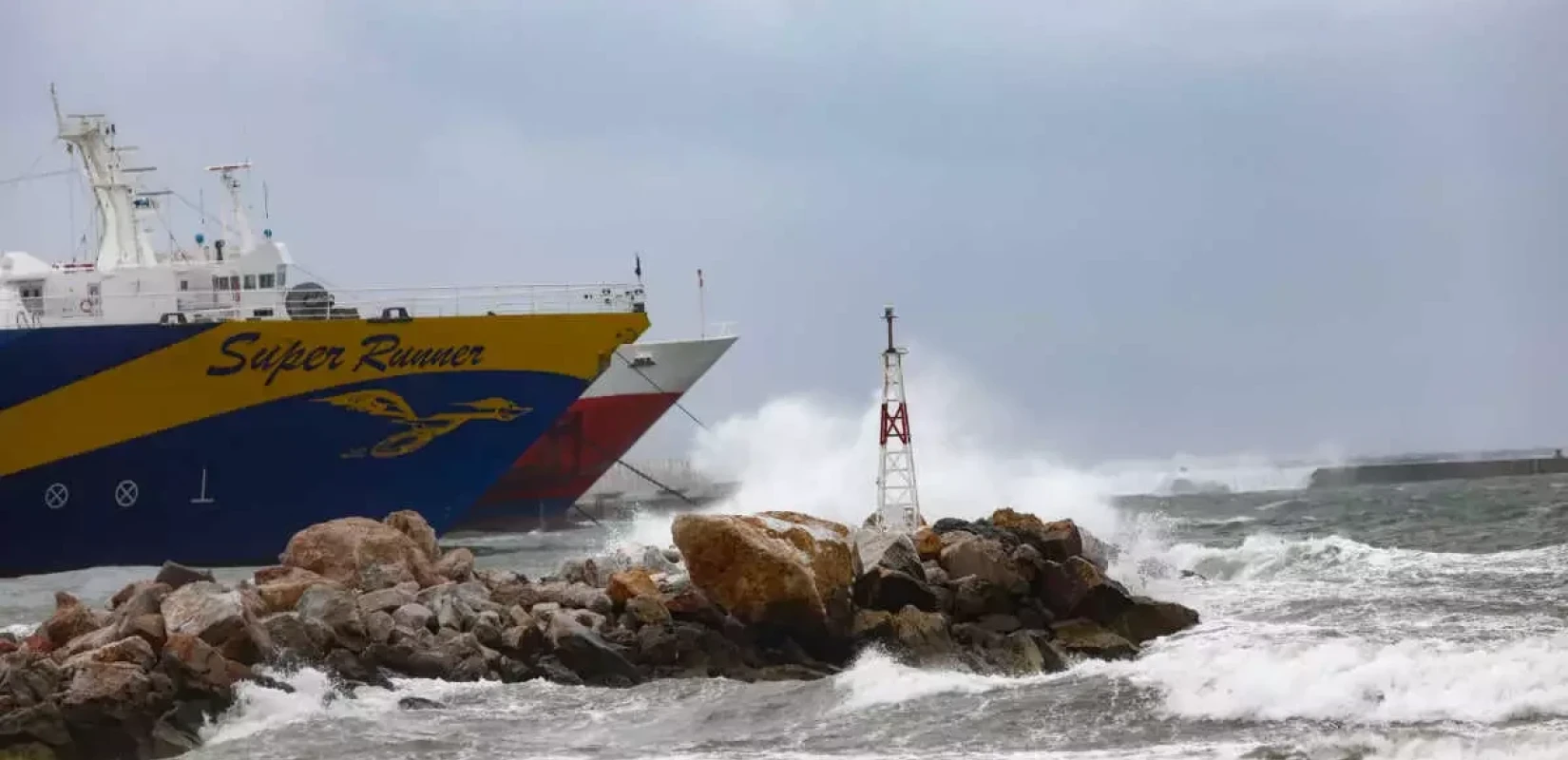 Ισχυροί άνεμοι κρατούν δεμένα τα πλοία - Απαγορευτικό απόπλου σε βασικά λιμάνια